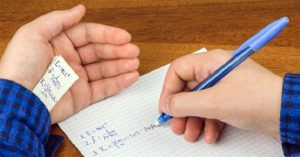 Hình ảnh sinh viên, học sinh gian lận trong thi cử khi giấu tài liệu trong tay áo