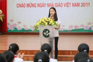 Sinh viên lên phát biểu tri ân thầy cô nhân ngày 2011