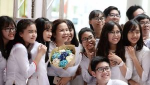 Thầy cô không chỉ là người truyền đạt kiến thức, mà còn là người mở cánh cửa tri thức giúp học trò tiếp cận thế giới bao la