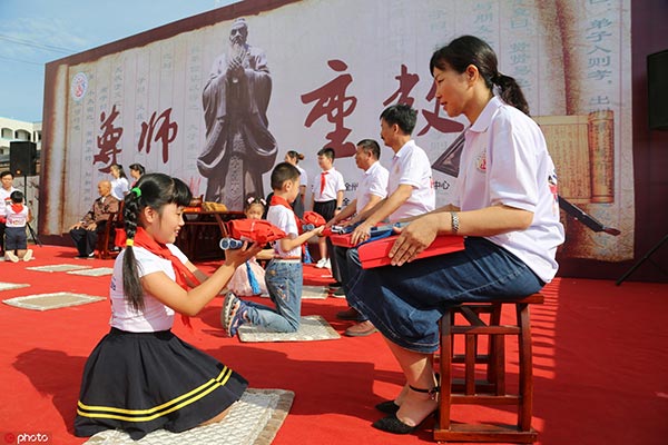 Việc tri ân thầy cô xuất phát từ lòng biết ơn chân thành của các thế hệ học sinh đến thầy cô của mình