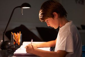 Để xác định thời gian học bài phù hợp mỗi ngày, học sinh cần đặt chất lượng học tập lên trên số giờ học