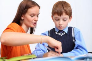 Khi phụ huynh kèm bài cho con đúng phương pháp, trẻ sẽ học tốt hơn và hình thành thói quen học tập tích cực.