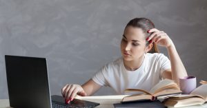 Lập kế hoạch học tập khoa học, tránh học dồn sẽ giúp bạn tiếp thu kiến thức tốt hơn và học hiệu quả khi sắp thi đại học.