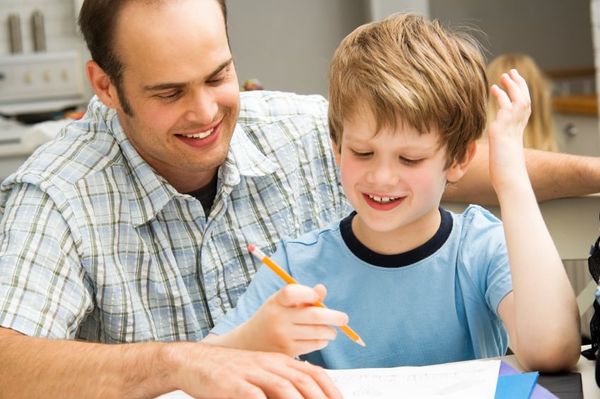 Phụ huynh kèm bài vở cho con tiểu học giữ vai trò quan trọng, giúp con hiểu bài sâu hơn và hoàn thành tốt các bài tập ở nhà